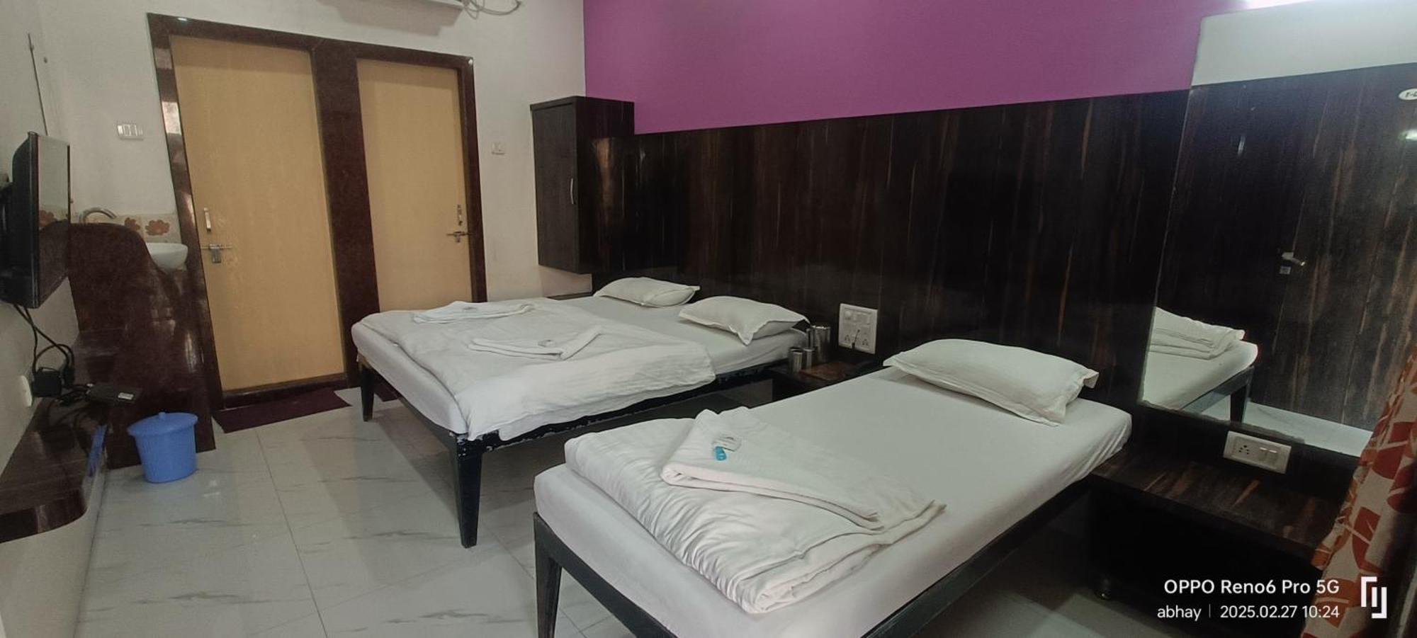Hotel Yogiraj Shirdi Bagian luar foto
