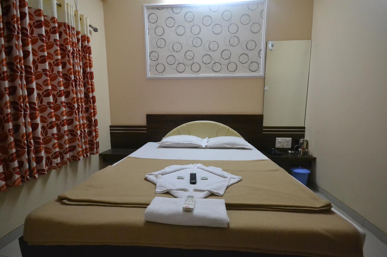 Hotel Yogiraj Shirdi Bagian luar foto