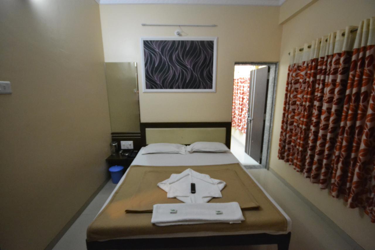 Hotel Yogiraj Shirdi Bagian luar foto