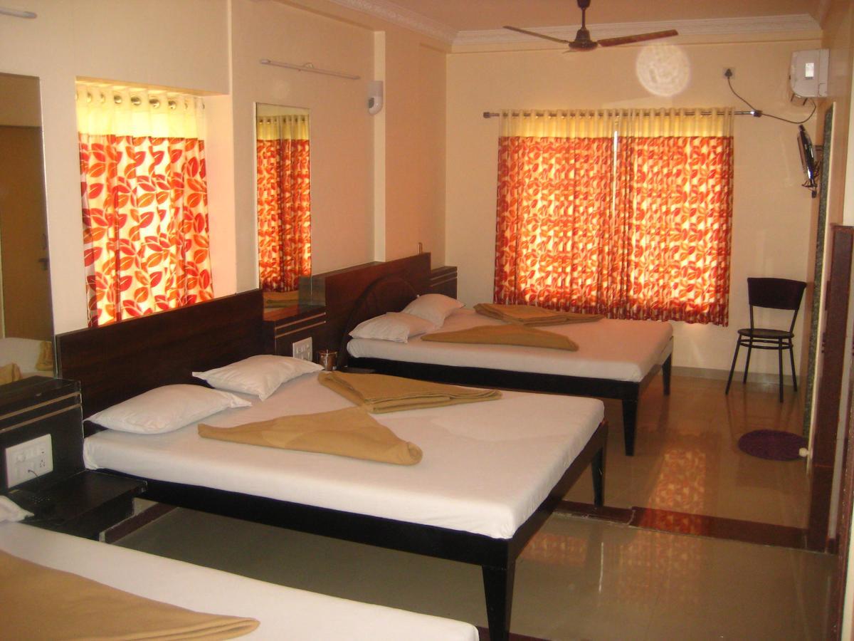 Hotel Yogiraj Shirdi Bagian luar foto